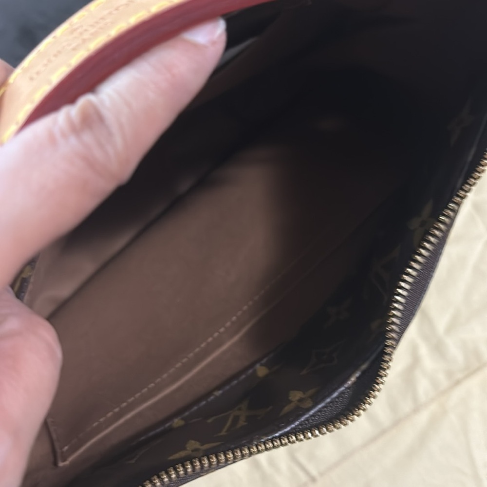 Selling my louis vuitton bag. - Picture 3 of 5